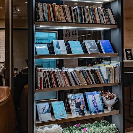 Taiwan Youth Hostel & Capsule Hotel Taipei Exterior photo